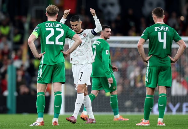 克里斯蒂亚诺·罗纳尔多(Cristiano Ronaldo)(中)在对阵爱尔兰的比赛中让葡萄牙队的参赛人数减少到 10 人。 / IMAGO/Inpho 摄影