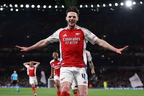 德克兰·赖斯在对阵皇家马德里的比赛中打入两记精彩绝伦的任意球。/ Catherine Ivill/AMA/Getty Images