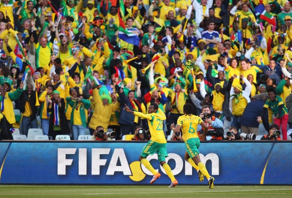 在2010年国际足联世界杯A组比赛中，邦加尼·库马洛在曼加昂/布隆方丹自由州体育场对阵法国的比赛中进球后，在南非球迷面前庆祝。