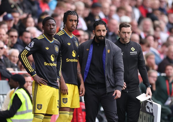 鲁本·阿莫林(右二)肩负着延续曼联连胜纪录的重任。/ Catherine Ivill/AMA/Getty Images