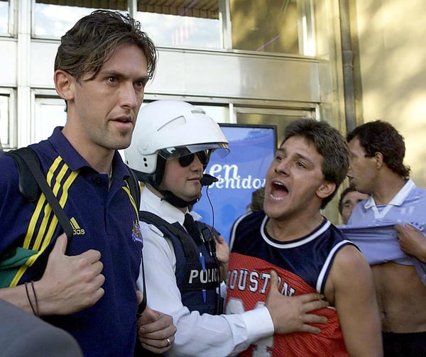 澳大利亚球员抵达乌拉圭参加2002年世界杯预选赛