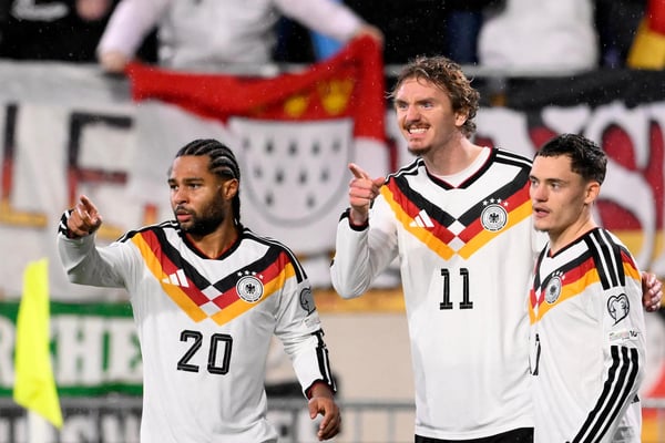 尼克·沃尔特马德与塞尔日·格纳布里和弗洛里安·维尔茨一起庆祝