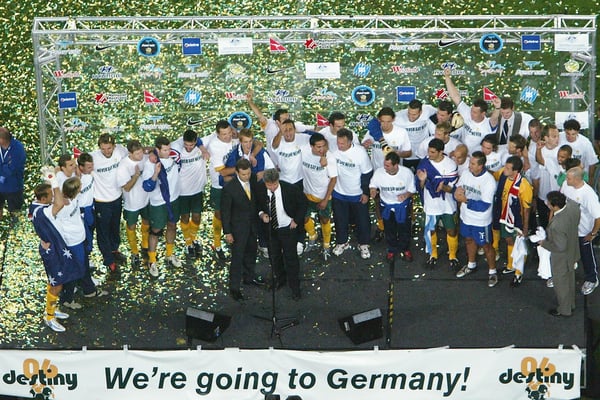 澳大利亚队在获得2006年国际足联世界杯参赛资格后登上领奖台