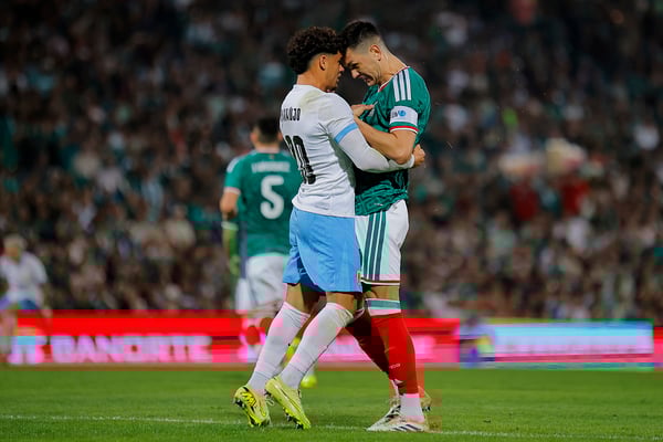 塞萨尔·蒙特斯（右）体现了墨西哥对阵乌拉圭的斗志。 /曼努埃尔瓜达拉马/盖蒂图片社