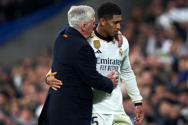 卡洛·安切洛蒂（左）是裘德·贝林厄姆的忠实粉丝。/迭戈·索托/盖蒂图片社