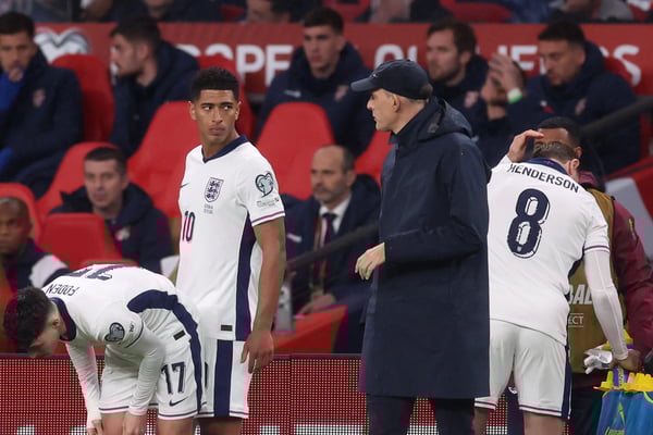 裘德·贝林厄姆（左）被托马斯·图赫尔任命为英格兰队对阵塞尔维亚队的替补球员。/ Catherine Ivill/AMA/Getty Images