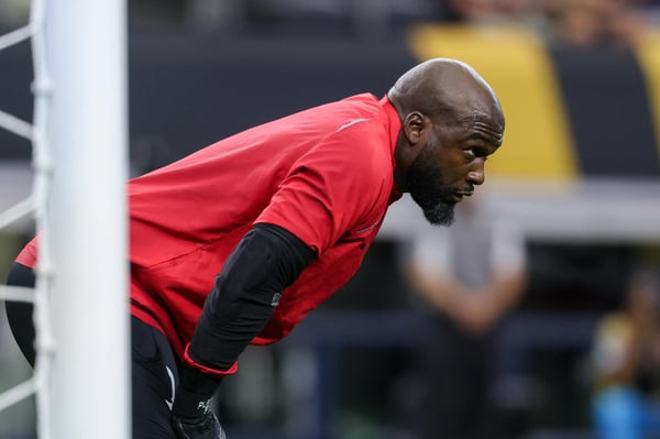 2025年6月22日，在美洲金杯小组赛美国对阵海地的比赛前，海地门将约翰尼·普拉西德（队长）（1）在场上进行热身。