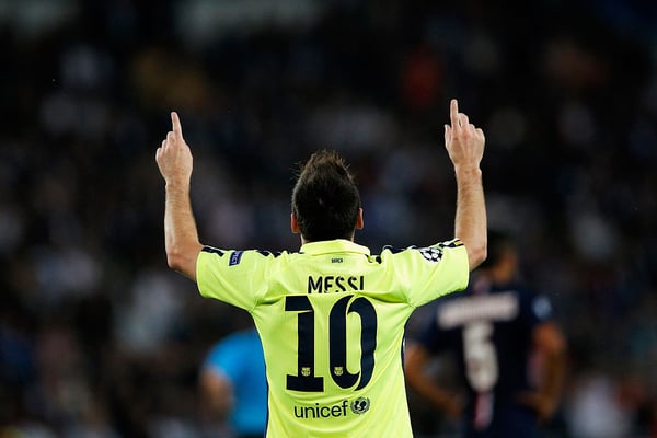 梅西仅用了525场比赛就完成了这一壮举。/ Dean Mouhtaropoulos/Getty Images