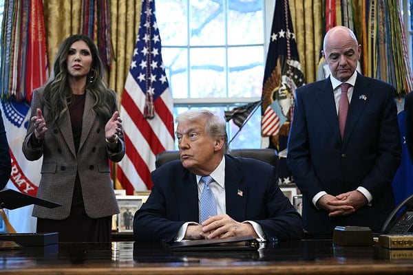 美国总统特朗普（中）再次质疑世界杯举办城市的安全性。/ Brendan Smialowski/AFP/Getty Images