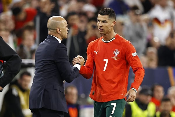 关于克里斯蒂亚诺·罗纳尔多（右）国家队生涯的决定，对于葡萄牙队主教练罗伯托·马丁内斯来说是一项重大抉择。/ MAURICE VAN STEEN/ANP/Getty Images