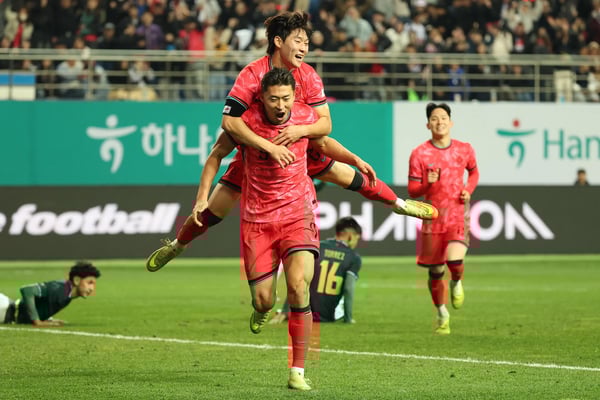 韩国球员赵桂星在韩国与玻利维亚的国际友谊赛中打入球队第二球后庆祝（2）