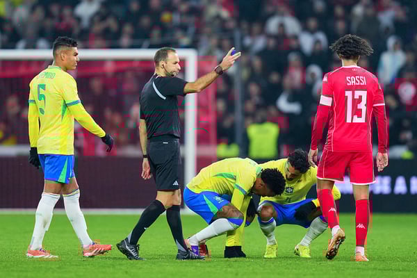 米利唐(中)在对阵突尼斯的比赛中于第60分钟被换下。/ Franco Arland/Getty Images