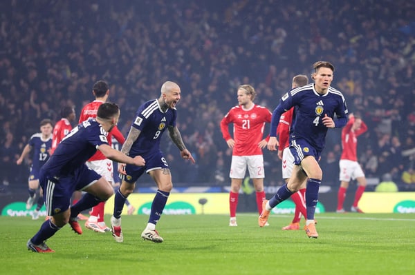 世界杯FIFA体育新闻：苏格兰格拉斯哥——2025年11月18日：在2026年世界杯预选赛苏格兰对阵丹麦的比赛中，苏格兰球员斯科特·麦克托米奈与队友林登·戴克斯庆祝打入球队首球。这场比赛于2025年11月18日在苏格兰格拉斯哥的汉普顿公园球场举行。（图片由Alex Livesey拍摄 - UEFA/UEFA via Getty Images提供）