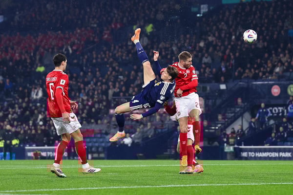 苏格兰格拉斯哥——2025年11月18日：在2026年世界杯预选赛苏格兰对阵丹麦的比赛中，苏格兰球员斯科特·麦克托米奈攻入一球，将比分改写为1-0。这场比赛于2025年11月18日在苏格兰格拉斯哥的汉普顿公园球场举行。（图片由Robbie Jay Barratt - AMA/Getty Images提供）