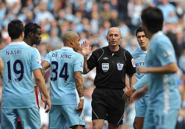 迈克·迪恩（右二）担任了这场著名比赛的裁判。/保罗·埃利斯/法新社/盖蒂图片社