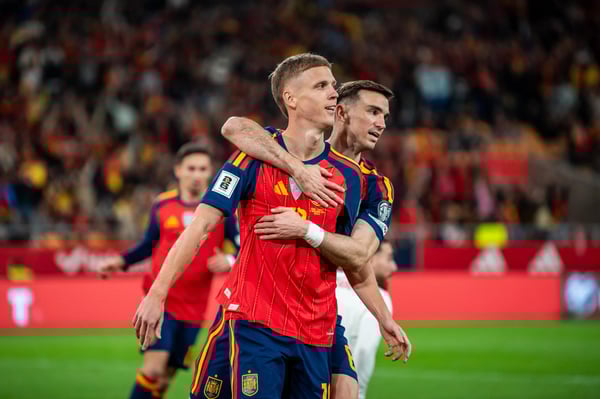 2025年11月18日,在2026年世界杯预选赛对阵土耳其的比赛中,西班牙球员丹尼·奥尔莫进球后庆祝。