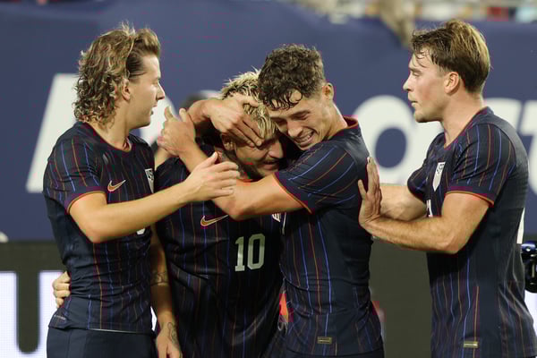 三名美国男足国家队球员在对阵乌拉圭的比赛中首次代表国家队进球，力争入选2026年美国男足国家队名单。/ John Dorton/ISI Photos/USSF/Getty Images