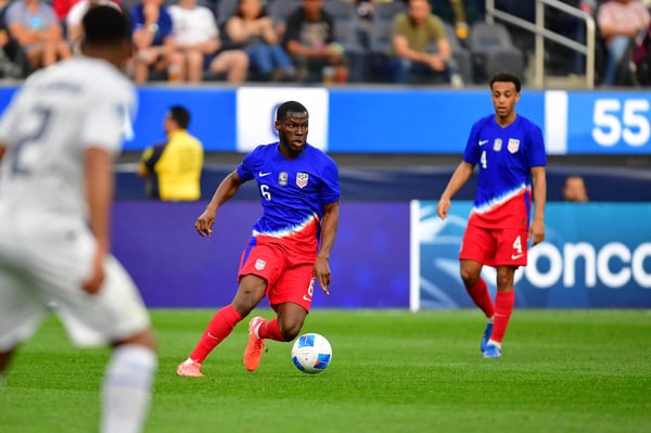 这位22岁的球员在2025年代表美国国家男子足球队出场两次。/ Gary A. Vasquez-Imagn Images