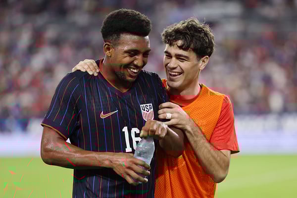 亚历克斯·弗里曼(左)梅开二度,攻破乌拉圭球门。/ Kevin Sabitus/USSF/Getty Images