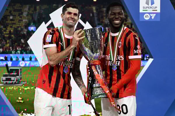 克里斯蒂安·普利西奇（左）和穆萨在米兰捧起了奖杯。/ 图片社/盖蒂图片社