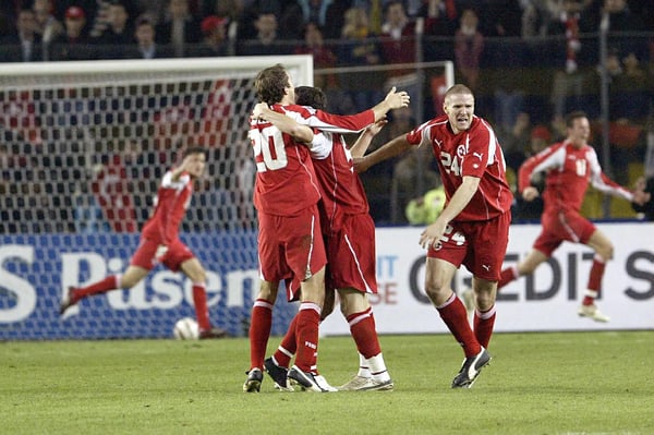 世界杯FIFA体育新闻：瑞士队庆祝战胜土耳其队