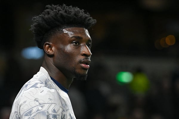 为了让库杜斯进入球队，我们调整了他的位置。/ Vince Mignott/MB Media/Getty Images