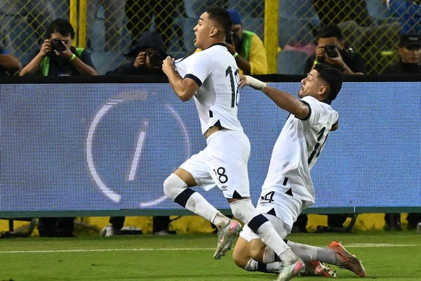 危地马拉的奥斯卡·桑蒂斯庆祝