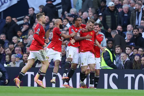 马泰斯·德里赫特在上半场结束前为曼联在热刺扳平比分。/ James Gill/Danehouse/Getty Images