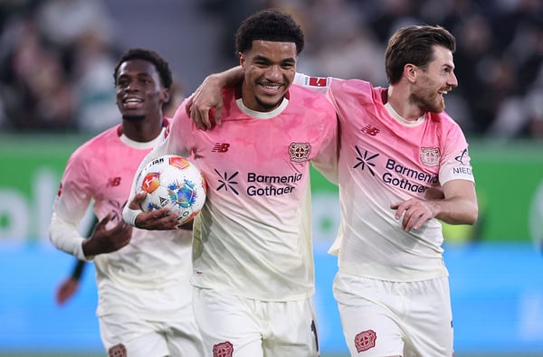 马利克·蒂尔曼(中)在勒沃库森的状态正渐入佳境。/ Ronny Hartmann/ 法新社/盖蒂图片社