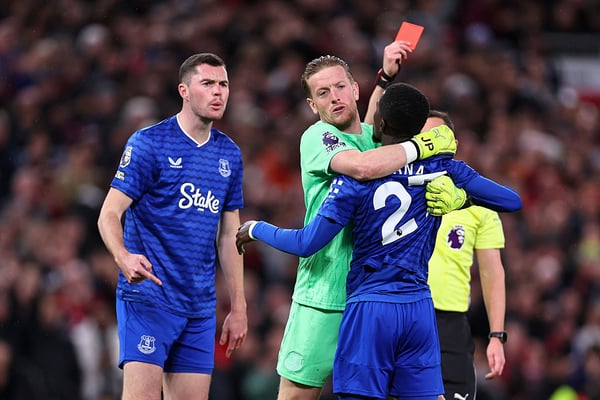 伊德里萨·盖耶在老特拉福德球场开场13分钟后被红牌罚下。/ Robbie Jay Barratt/AMA/Getty Images