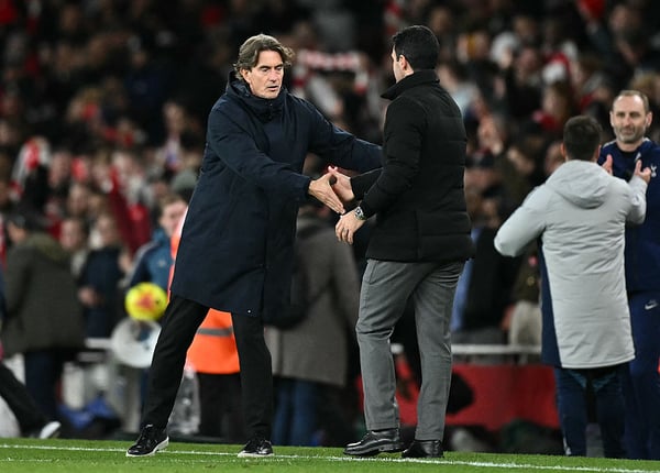 周日的德比战中，托马斯·弗兰克（左）被米克尔·阿尔特塔（右）击败。/ 本·斯坦索尔/法新社/盖蒂图片社