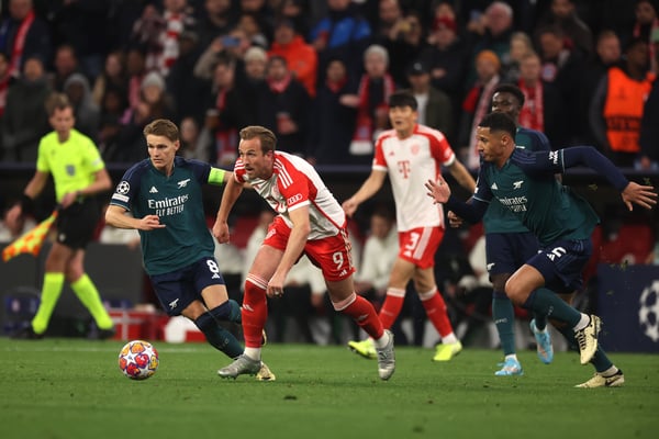 哈里·凯恩（左二）在2024年欧冠联赛中对阵阿森纳。/ Alex Grimm/Getty Images