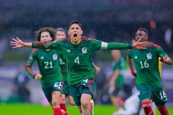 埃德森·阿尔瓦雷斯在阿兹特克体育场打进了墨西哥队的最后一粒进球。/ Mauricio Salas/Jam Media/Getty Images