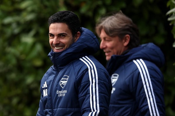 米克尔·阿尔特塔（左）和阿森纳正处于一段充满挑战的赛程之中。/ Harry Murphy/Getty Images