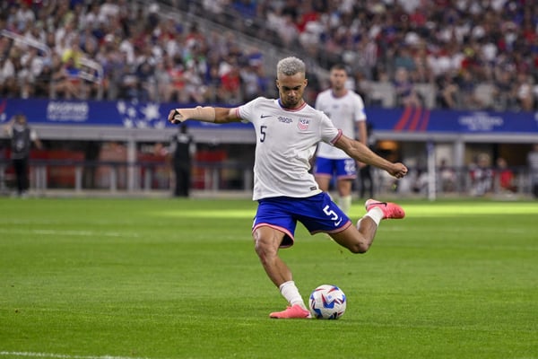 安东尼·罗宾逊在富勒姆的表现非常出色。/杰罗姆·米隆-伊马根图片社