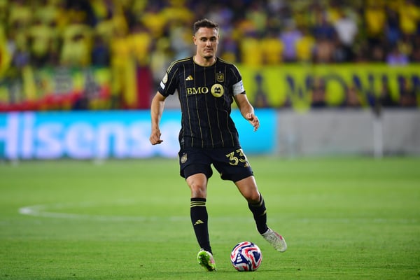 亚伦·朗正饱受伤病困扰。/ Gary A. Vasquez-Imagn Images