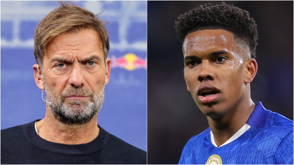 尤尔根·克洛普（左）和埃斯特旺成为今天的八卦头条。 / Marcel Engelbrecht/firo sportphoto/James Gill/Danehouse/Getty Images