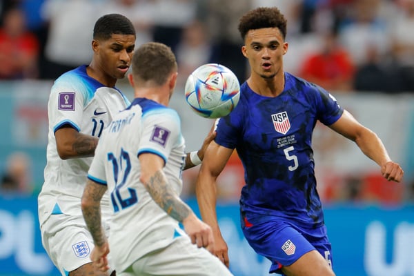安东尼·罗宾逊（右）在2022年世界杯上代表美国国家队打满了每一分钟。/ Odd Andersen/AFP/Getty Images