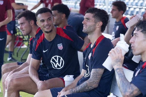 安东尼·罗宾逊（左）和克里斯蒂安·普利西奇是美国国家男子足球队最优秀的球员之二。/约翰·多顿/ISI图片社/美国足协/盖蒂图片社
