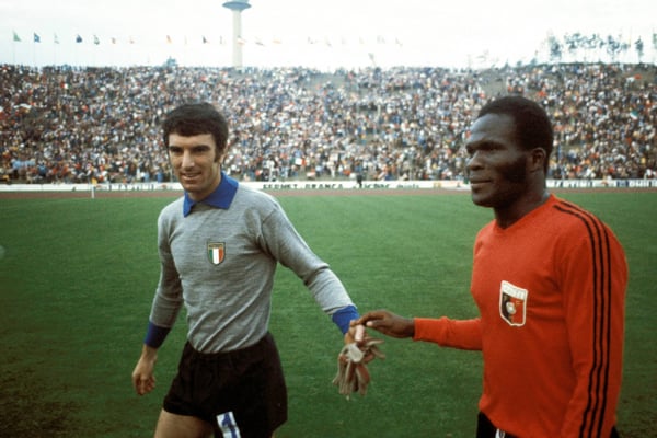 1974 年，意大利选手迪诺·佐夫 (Dino Zoff) 和海地选手伊曼纽尔·萨农 (Emmanuel Sanon)