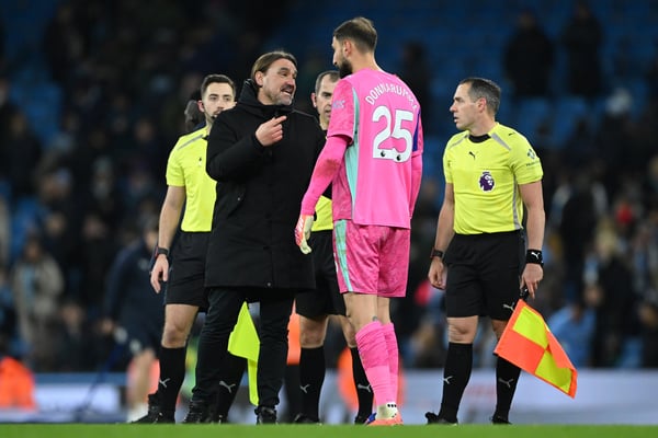 丹尼尔·法克(左)与吉安路易吉·多纳鲁马交谈。 /肖恩·波特里尔/盖蒂图片社