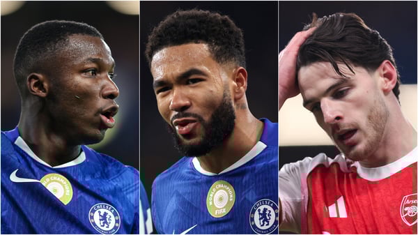 世界杯FIFA体育新闻：里斯·詹姆斯（中）的表现超过了莫伊塞斯·凯塞多（左）和德克兰·赖斯（右）。 /罗宾·琼斯/凯瑟琳·伊维尔/AMA/盖蒂图片社