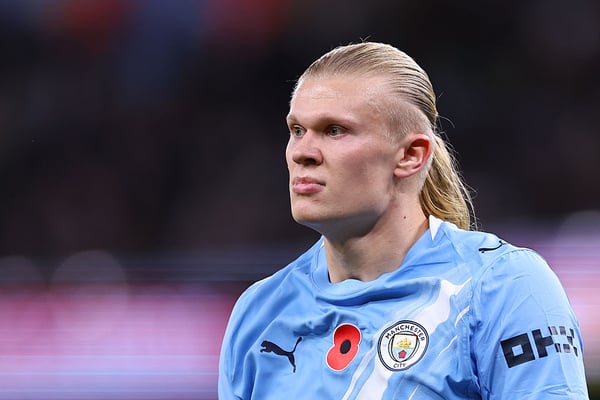 世界杯FIFA体育新闻：埃尔林·哈兰德决心重夺英超金靴奖。/ Robbie Jay Barratt/AMA/Getty Images