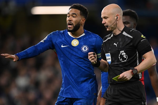 世界杯FIFA体育新闻：里斯·詹姆斯（左）在对阵阿森纳的比赛中不断与裁判安东尼·泰勒进行交流。/ Mike Hewitt/Getty Images