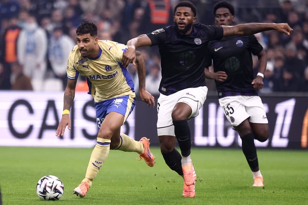 世界杯FIFA体育新闻：马克·麦肯齐（中）帮助图卢兹在客场对阵马赛的比赛中最后时刻扳平比分。/ Alex Martin/AFP/Getty Images