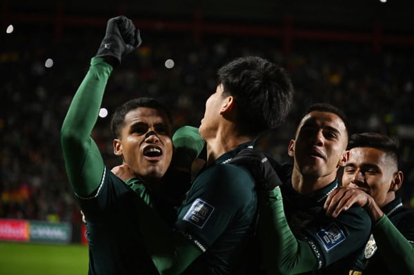 世界杯FIFA体育新闻：米格尔·特塞罗斯在FIFA世界杯26预选赛中为玻利维亚队攻入制胜球，庆祝进球。