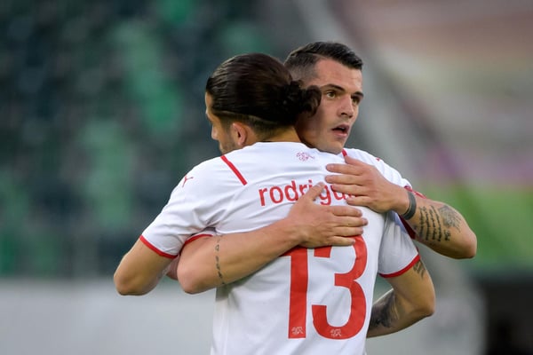 世界杯FIFA体育新闻：在与美国的一场友谊赛后，里卡多·罗德里格斯和格拉尼特·扎卡拥抱致意。