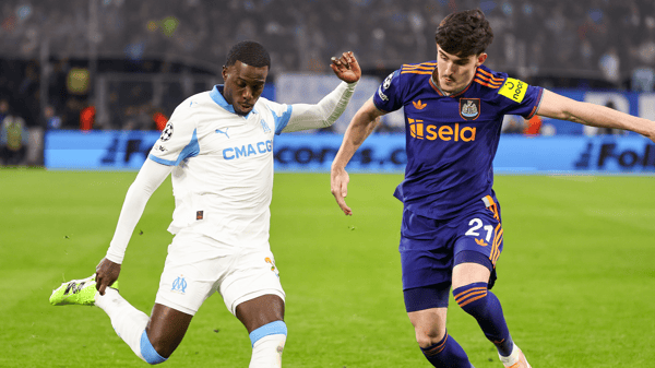 世界杯FIFA体育新闻：蒂姆·维阿在欧冠联赛中为马赛队表现出色。/ Catherine Steenkeste/Getty Images