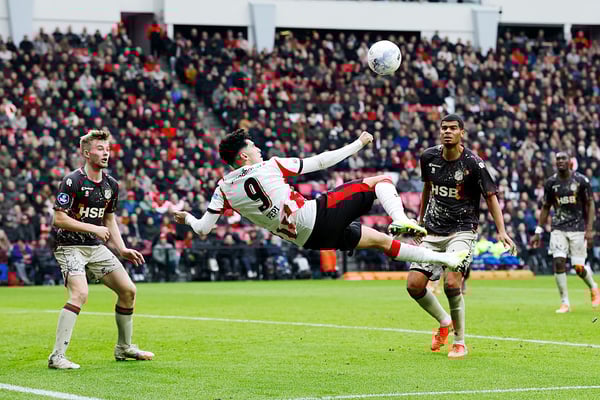 世界杯FIFA体育新闻：在埃因霍温与沃伦丹的荷甲联赛中，里卡多·佩皮腾空而起。/ 图片来源：Prestige/Soccrates/Getty Images