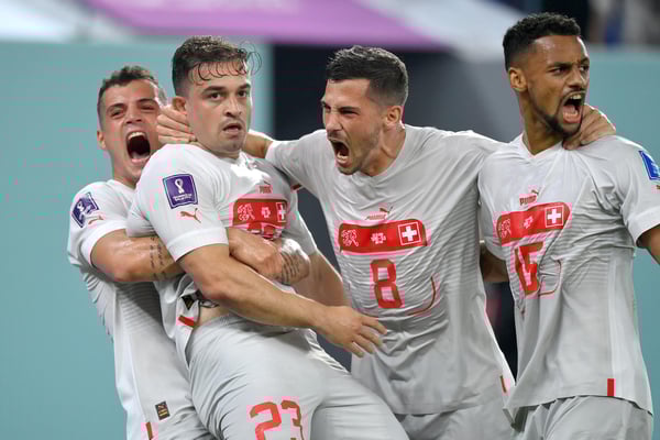 世界杯FIFA体育新闻：在卡塔尔世界杯上，谢尔丹·沙奇里和他的队友们庆祝他的进球。